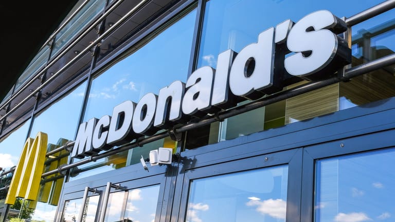 Filiale von McDonald's (Archiv): Wegen einem Imbiss der Fastfoodkette muss ein Tourist in Australien eine hohe Strafe zahlen.