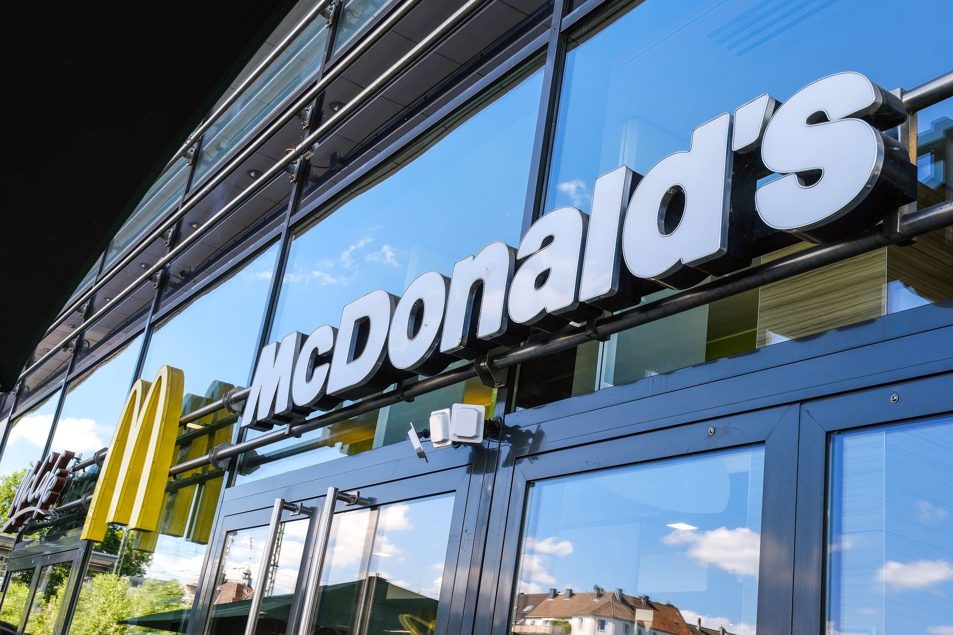 Filiale von McDonald's (Archiv): Wegen einem Imbiss der Fastfoodkette muss ein Tourist in Australien eine hohe Strafe zahlen.