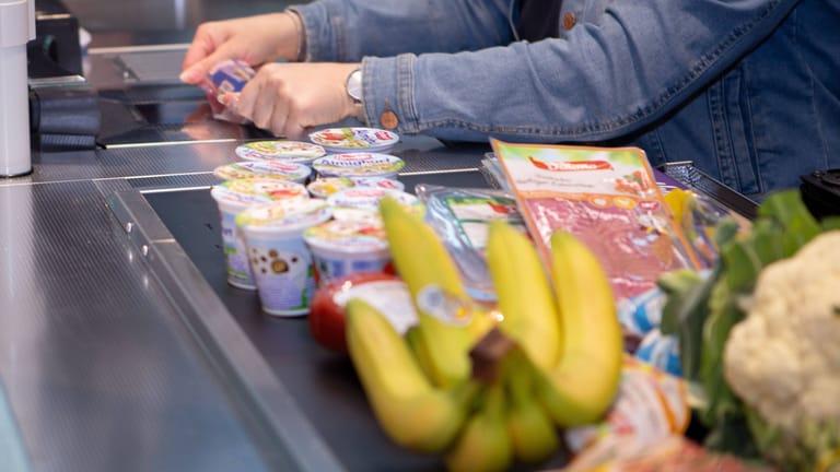 Eine Mitarbeiterin zieht einen Artikel über den Scanner (Symbolbild): An der Supermarktkasse ist die Inflation besonders spürbar.