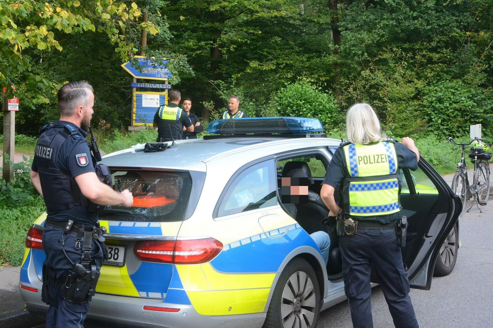 Der Angreifer sitzt in einem Streifenwagen. Er konnte von der Polizei gefasst werden.