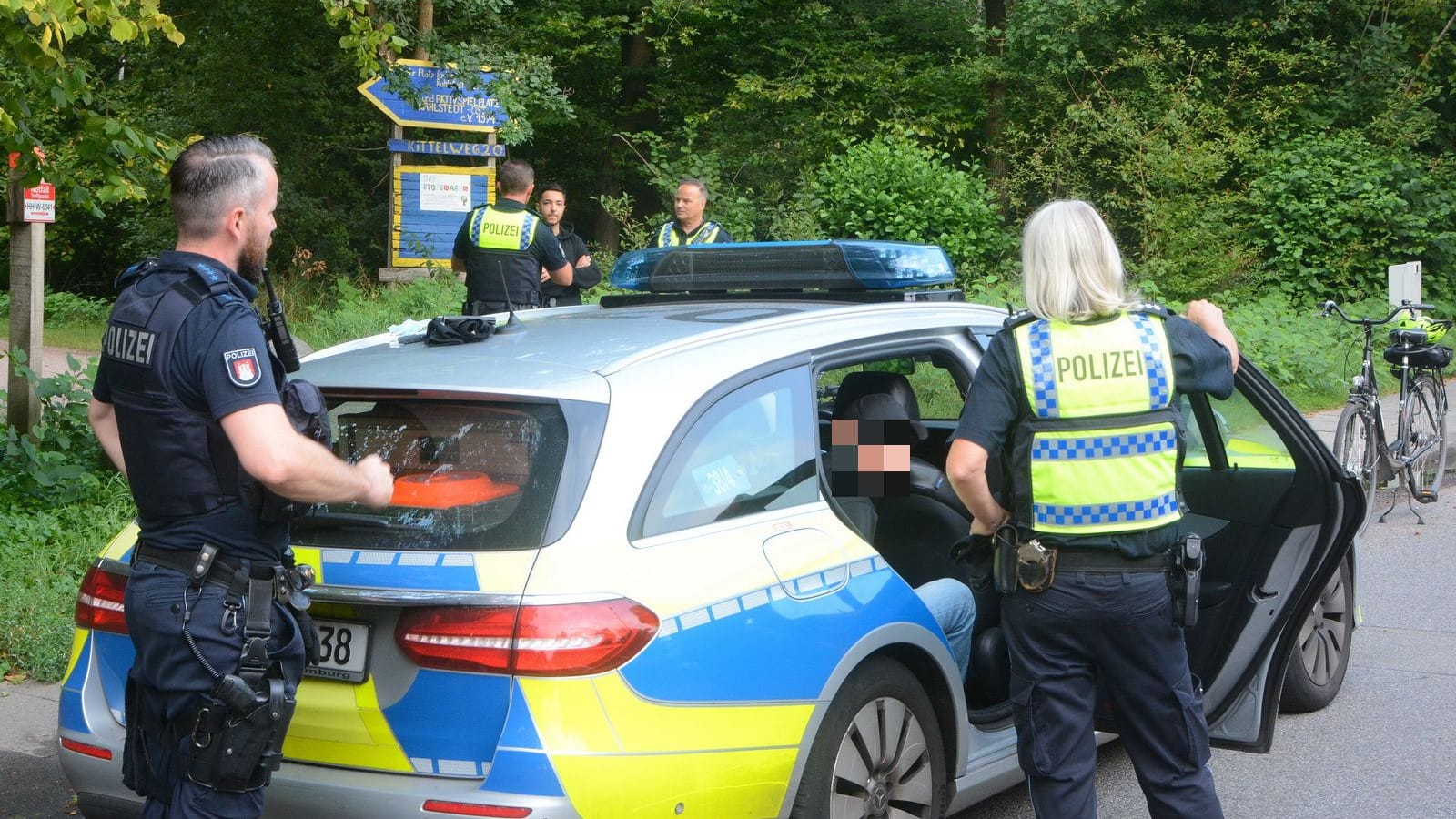 Der Angreifer sitzt in einem Streifenwagen. Er konnte von der Polizei gefasst werden.