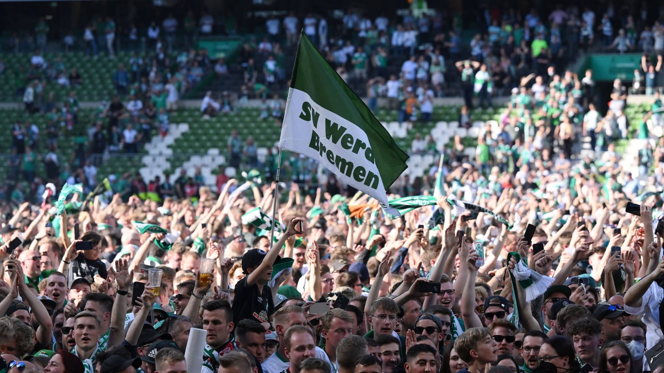 Werder-Fans feiern im Weserstadion: Für das Fehlverhalten mit Platzstürmen soll Werder Bremen nun zahlen.