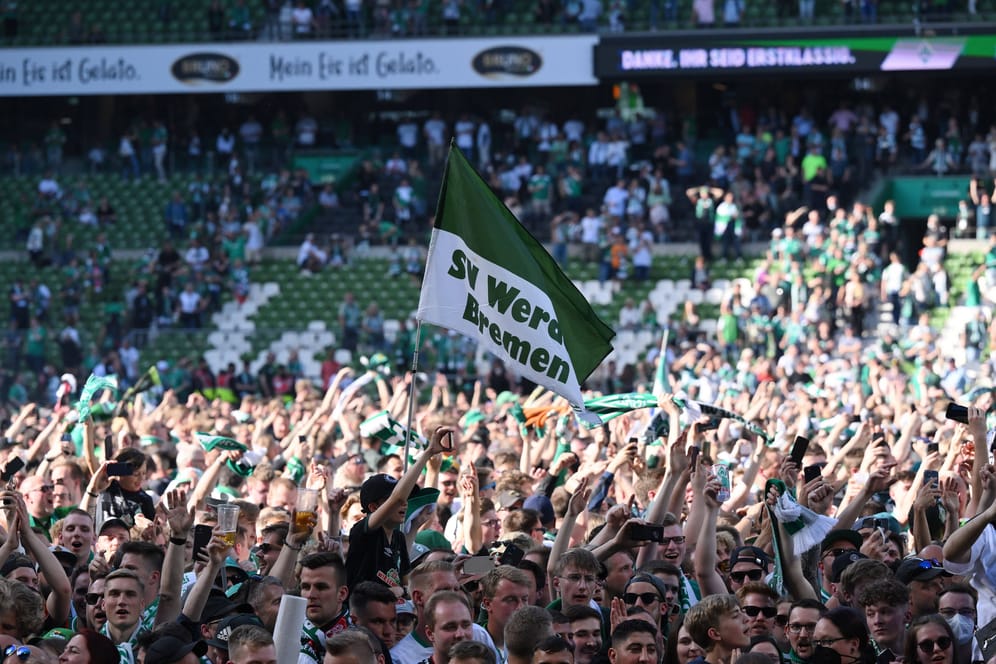 Werder-Fans feiern im Weserstadion: Für das Fehlverhalten mit Platzstürmen soll Werder Bremen nun zahlen.