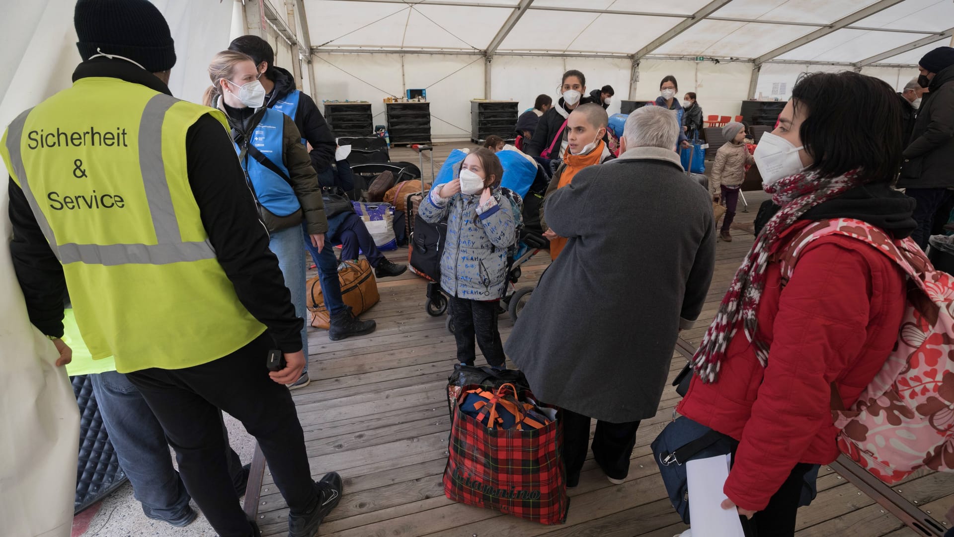 Ukrainische Flüchtlinge bei einem Ankunftszentrum in Berlin: Seit Kriegsbeginn wurden fast eine Million Ukrainer in Deutschland registriert. (Archivfoto)