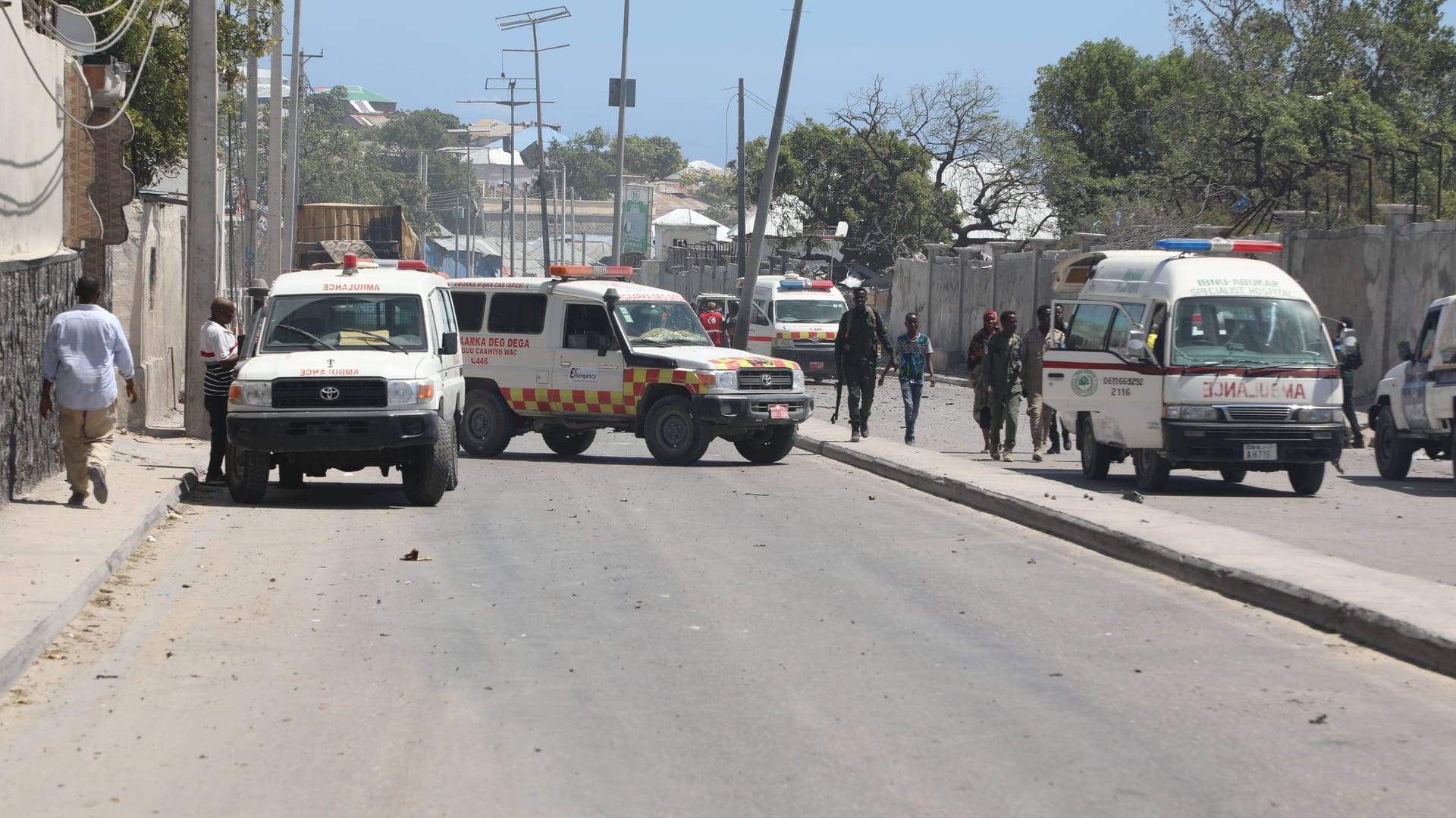 Rettungskräfte in Mogadischu Anfang des Jahres nach einem Attentat: Jetzt ist ein Hotel angegriffen worden. Rettungskräfte in Mogadischu Anfang des Jahres nach einem Attentat: Jetzt ist ein Hotel angegriffen worden.