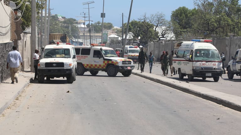 Rettungskräfte in Mogadischu Anfang des Jahres nach einem Attentat: Jetzt ist ein Hotel angegriffen worden.