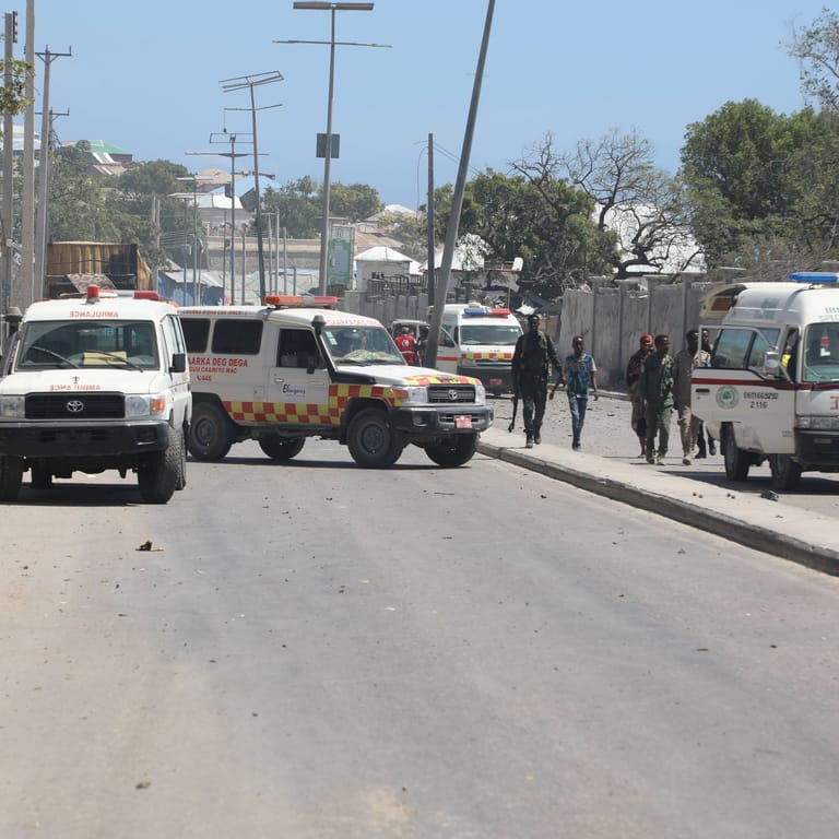 Rettungskräfte in Mogadischu Anfang des Jahres nach einem Attentat: Jetzt ist ein Hotel angegriffen worden.