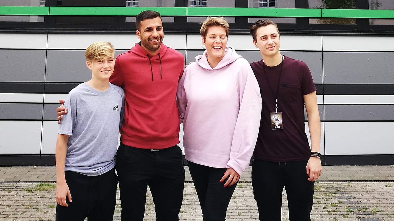 Matthew Collins (l.) und sein Bruder Nicholas (r.) 2019 in der 96-Akademie (Archivbild): Heute spielt der 17-Jährige in der U19-Mannschaft.