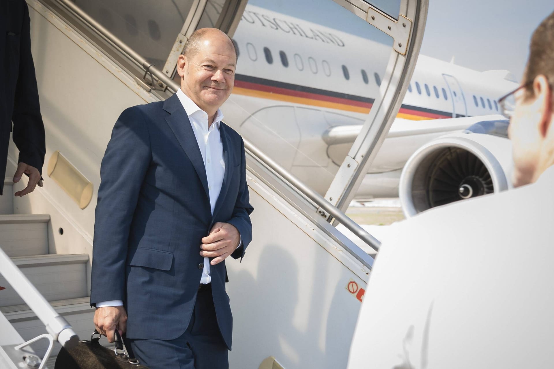 Olaf Scholz steigt aus einem Flugzeug der Flugbereitschaft (Archivbild): Nach der Kritik an dem Ende der Maskenpflicht in Regierungsfliegern hat er diese nun wieder eingeführt.