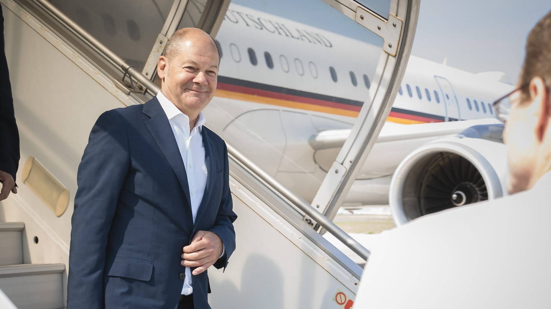 Security-Panne Für Den Kanzler: Mann Umarmt Olaf Scholz Am Flughafen