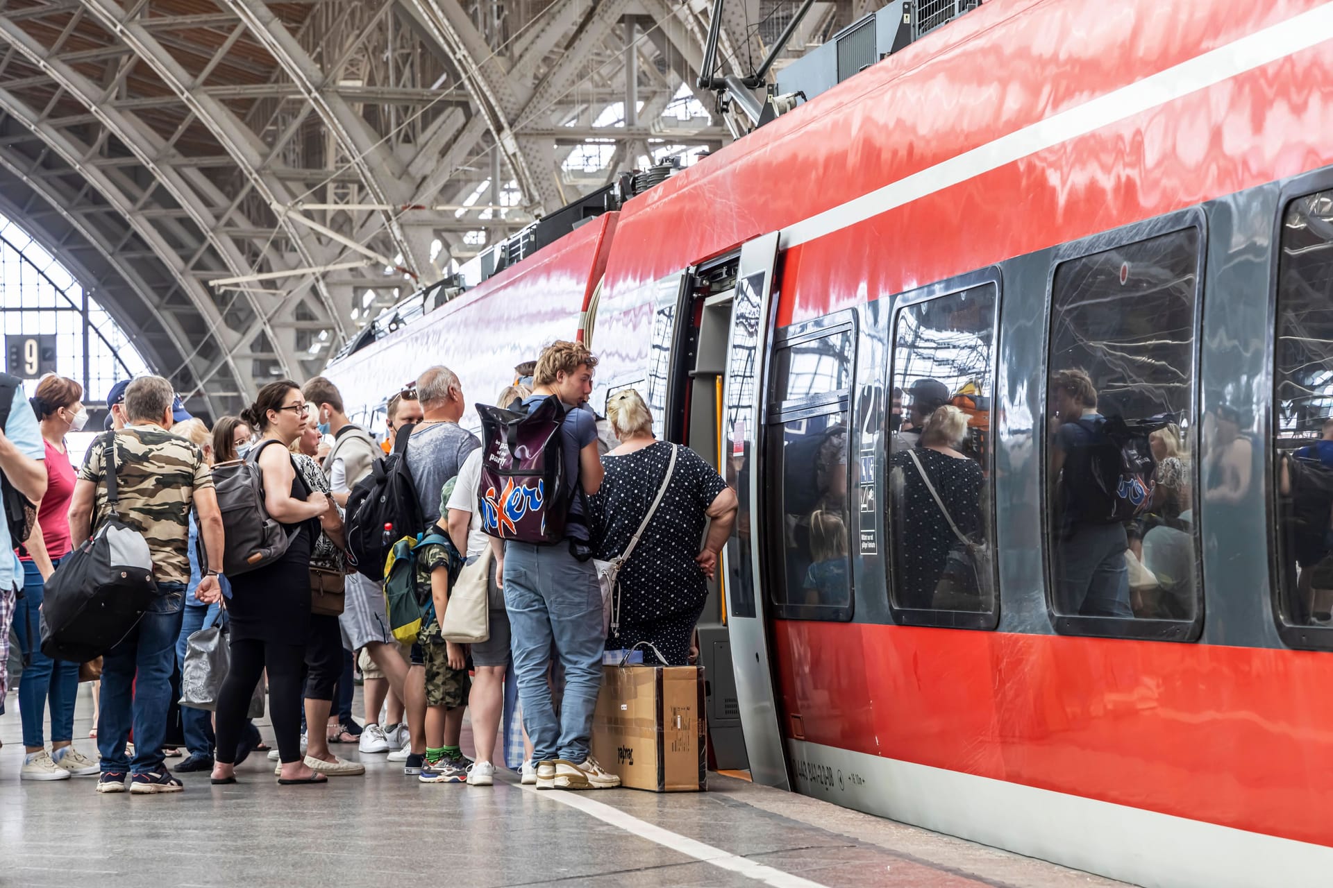 imago images 161733971Reisende am Leipziger Hauptbahnhof (Symbolbild):