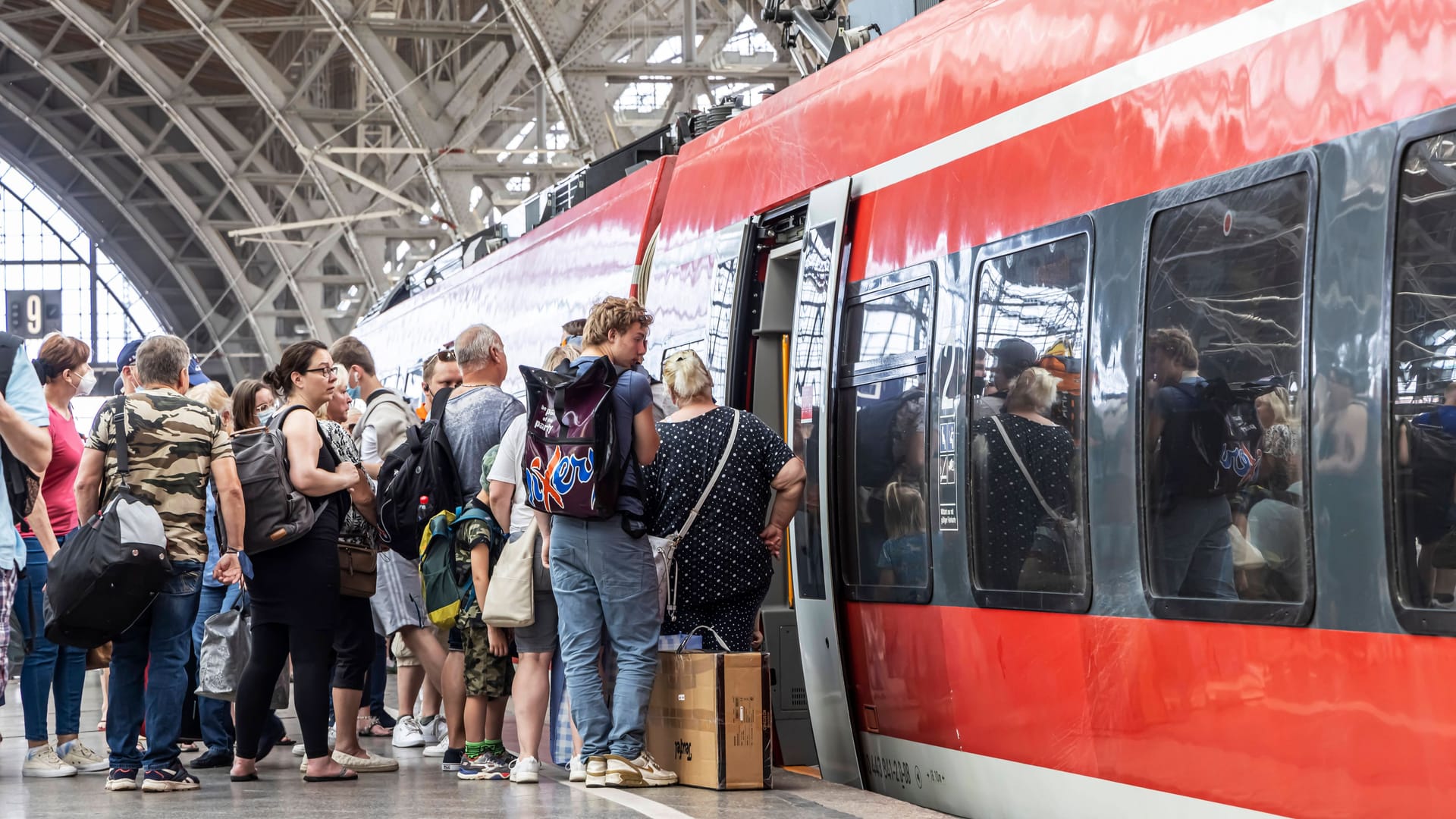 imago images 161733971Reisende am Leipziger Hauptbahnhof (Symbolbild):