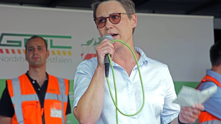 Linken-Politiker Ulrike Eifler bei einer Kundgebung (Archivfoto): Hat sie #MeToo-Vorwürfe unter der Decke gehalten?