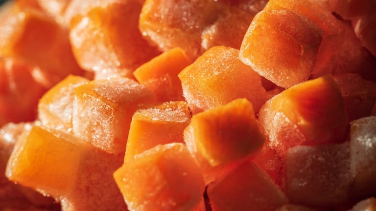 Gefrorene Karotten: Vor dem Einfrieren können Sie sie klein schneiden.