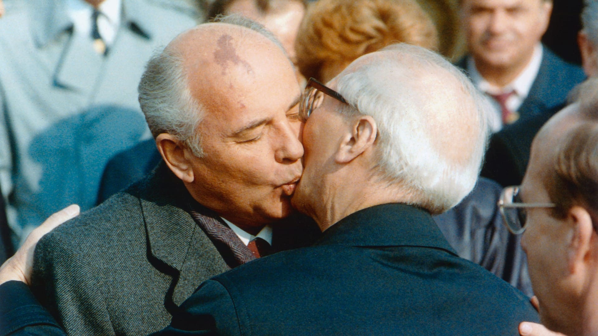 Der sozialistische Bruderkuss: Michail Gorbatschow und der DDR-Staatsratsvorsitzende Erich Honecker am 6. Oktober 1989 in Berlin.