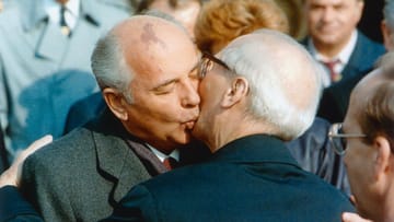 Der sozialistische Bruderkuss: Michail Gorbatschow und der DDR-Staatsratsvorsitzende Erich Honecker am 6. Oktober 1989 in Berlin.