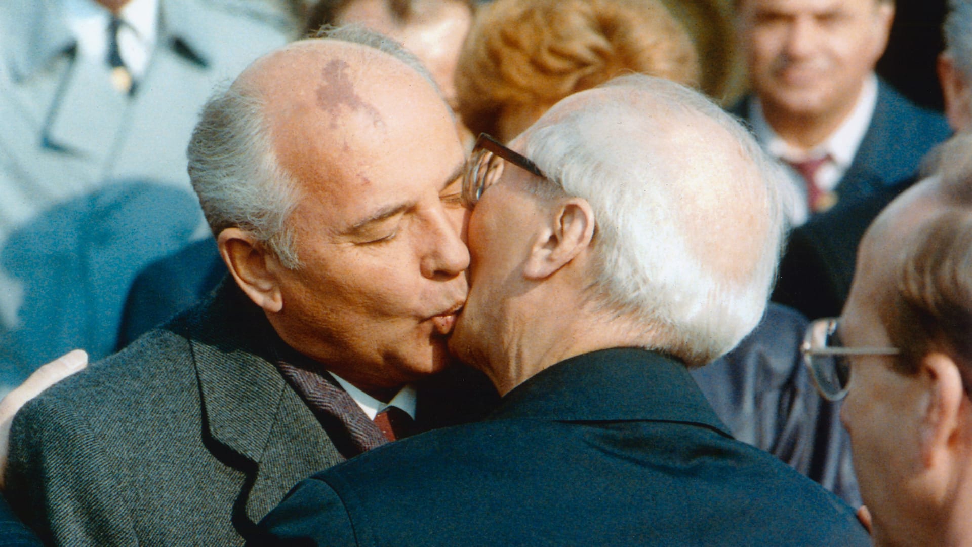 Der sozialistische Bruderkuss: Michail Gorbatschow und der DDR-Staatsratsvorsitzende Erich Honecker am 6. Oktober 1989 in Berlin.