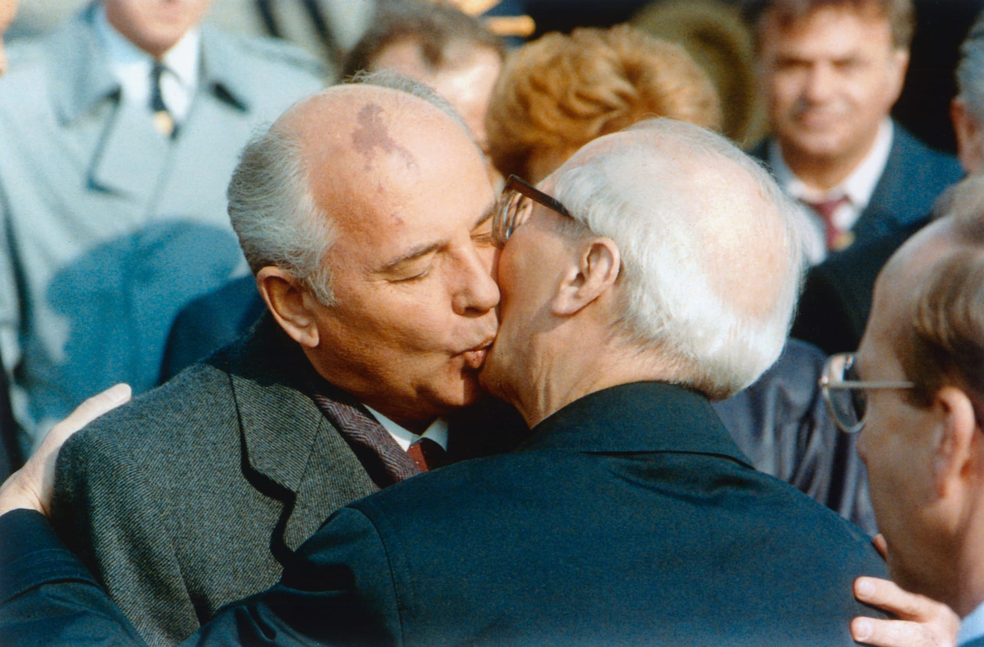 Der sozialistische Bruderkuss: Michail Gorbatschow und der DDR-Staatsratsvorsitzende Erich Honecker am 6. Oktober 1989 in Berlin.