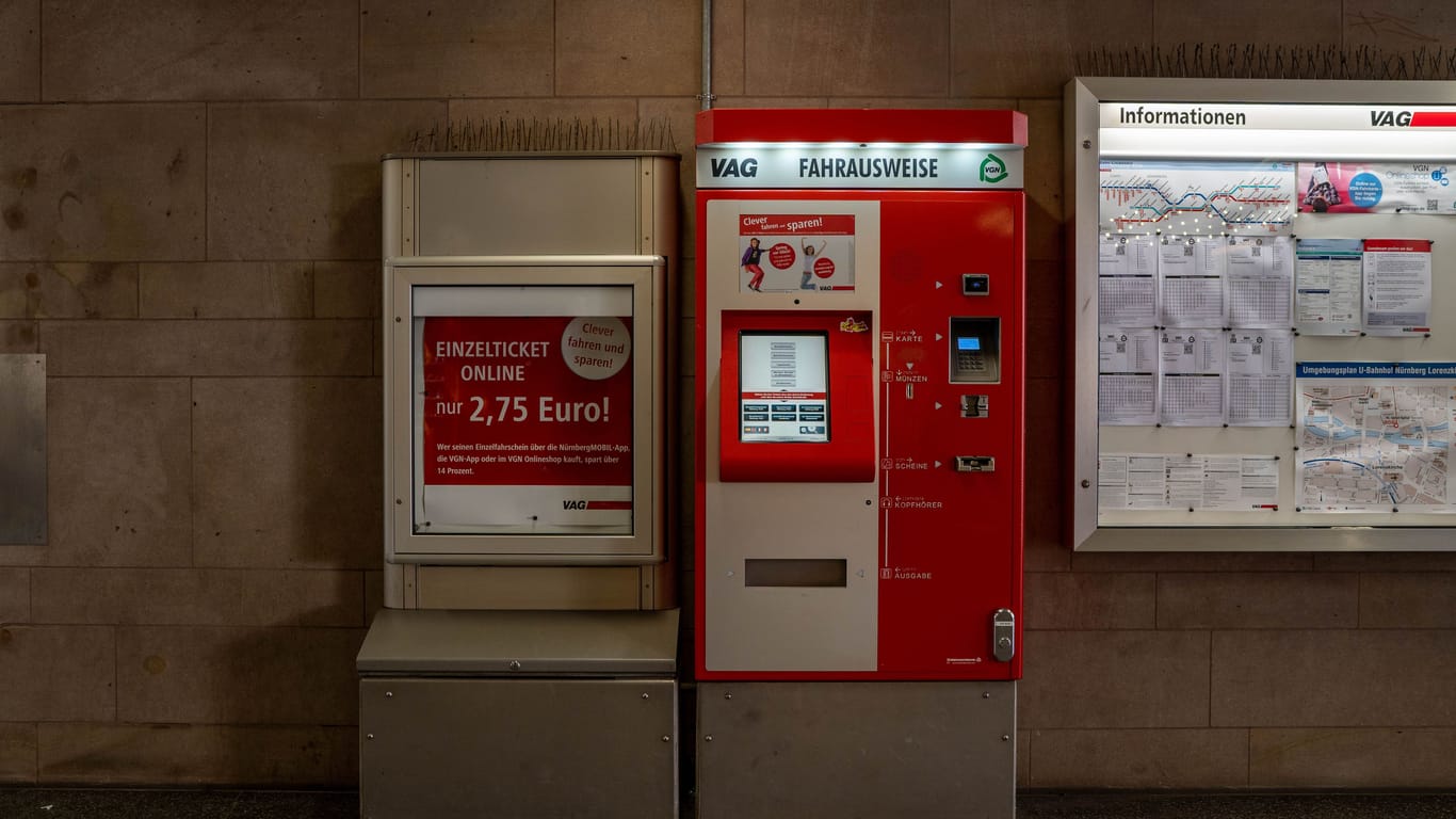 Fahrkartenautomat in Nürnberg (Symbolbild): Der VGN hat Preiserhöhungen ab Januar 2023 angekündigt.