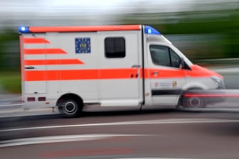 Ein Krankenwagen fährt mit Blaulicht auf einer Straße: Eine junge Radfahrerin wurde auf dem Heimweg vom Stadtfest Oldenburg angegriffen.