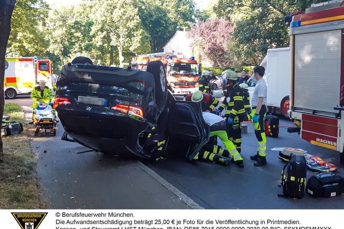 Tragischer Unfall in München: Frau verliert Kontrolle über ihr Auto.