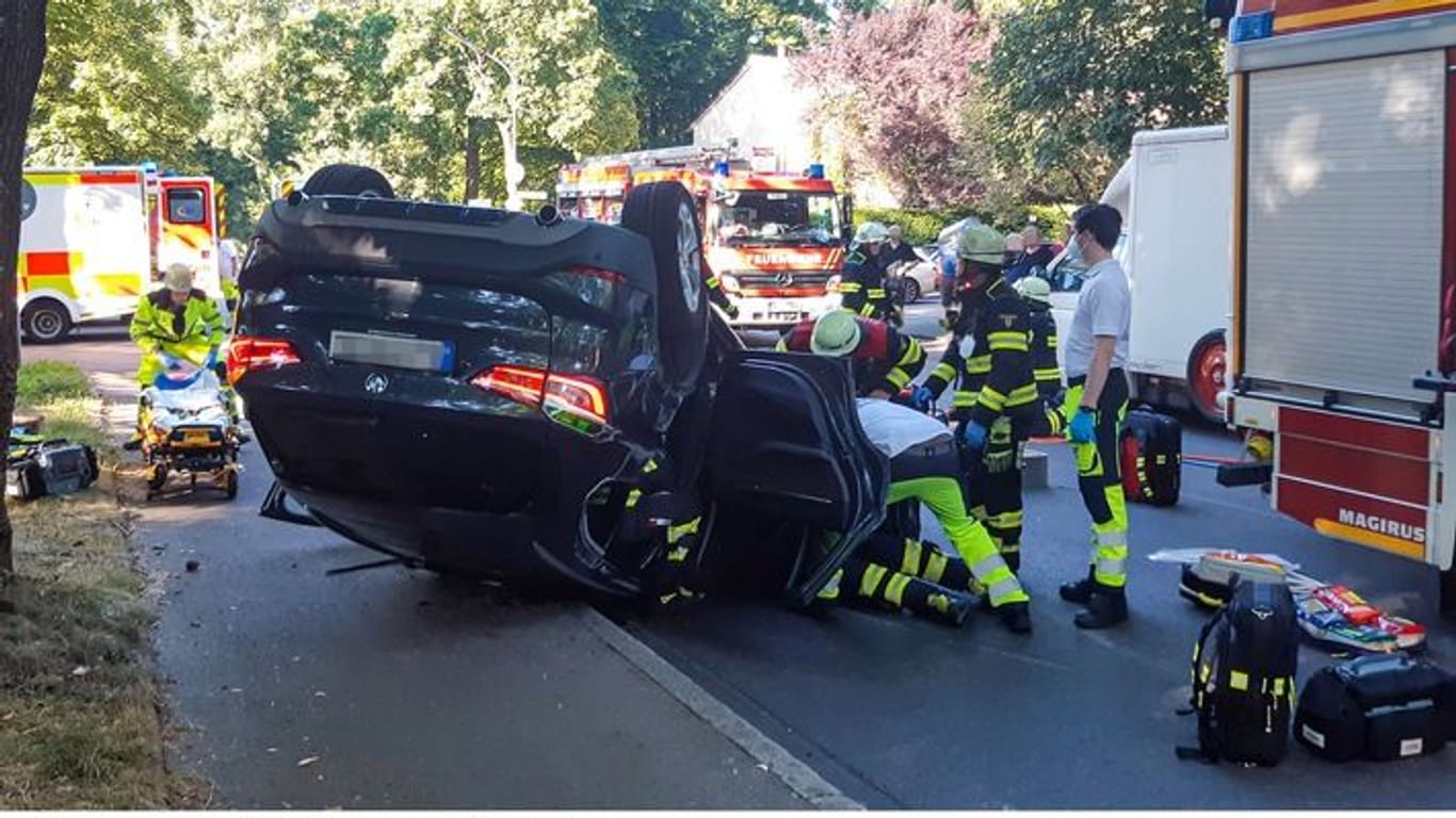 Tragischer Unfall in München: Frau verliert Kontrolle über ihr Auto.