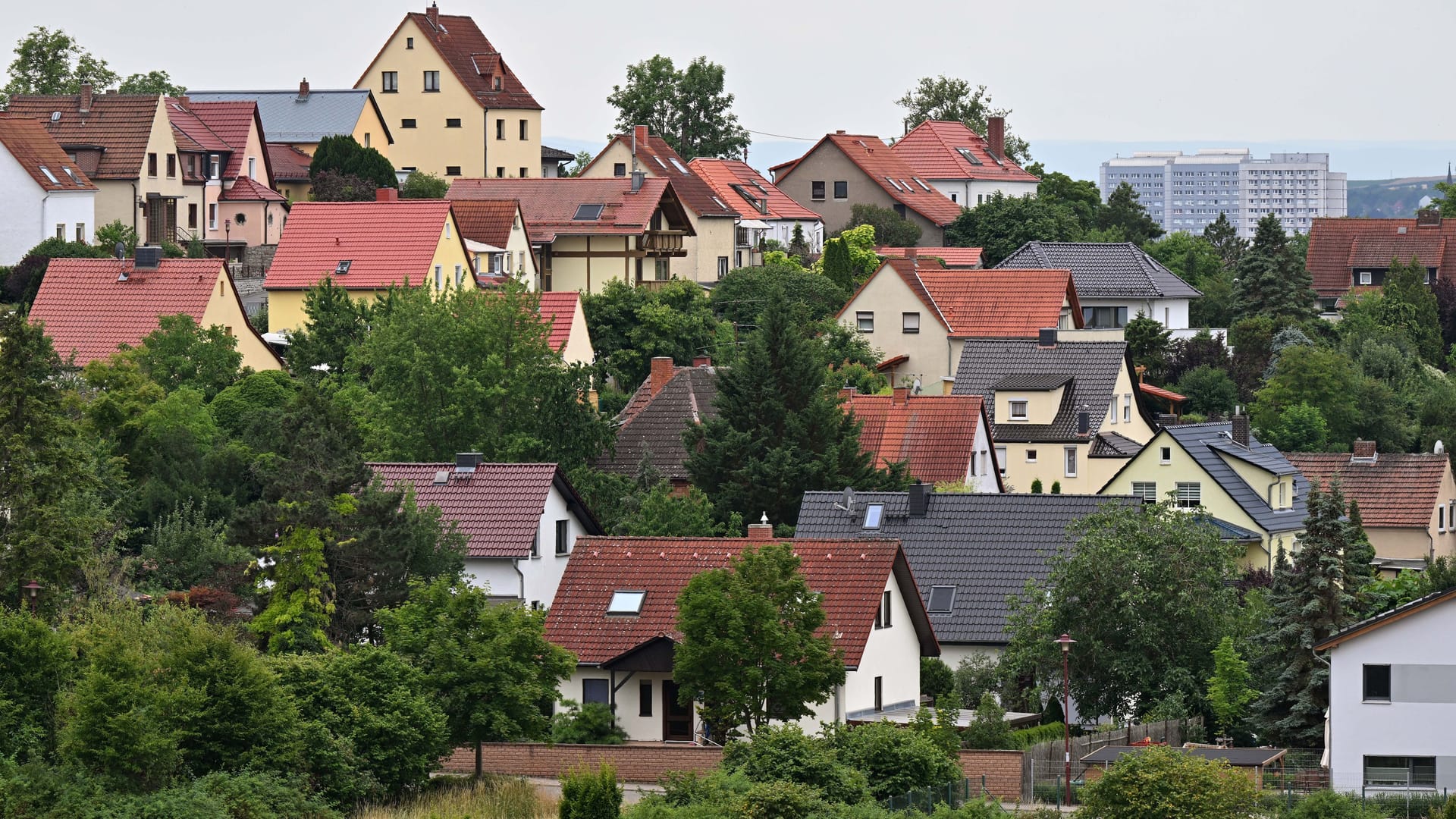 Einfamilienhäuser am Erfurter Stadtrand (Symbolbild): In ganz Deutschland müssen Eigentümer ihren Finanzämtern derzeit allerlei Daten übermitteln.