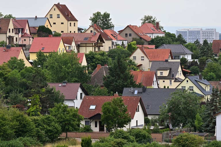 Einfamilienhäuser am Erfurter Stadtrand (Symbolbild): In ganz Deutschland müssen Eigentümer ihren Finanzämtern derzeit allerlei Daten übermitteln.