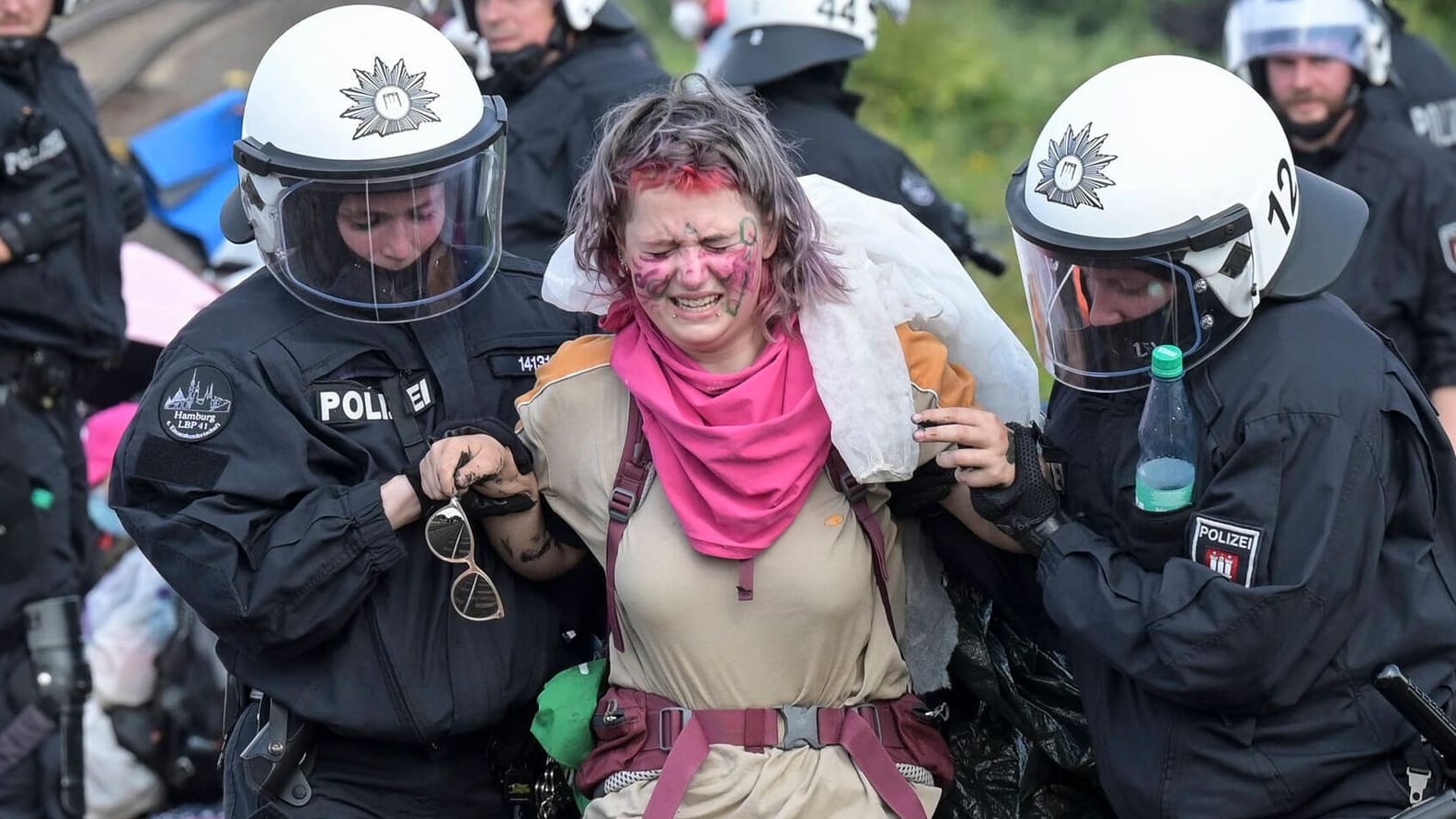 Klimaaktivistin wird abgeführt: Bei den Protesten in Hamburg gerieten Polizei und Demonstranten aneinander. Klimaaktivistin wird abgeführt: Bei den Protesten in Hamburg gerieten Polizei und Demonstranten aneinander.