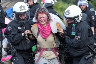 Klimaaktivistin wird abgeführt: Bei den Protesten in Hamburg gerieten Polizei und Demonstranten aneinander.