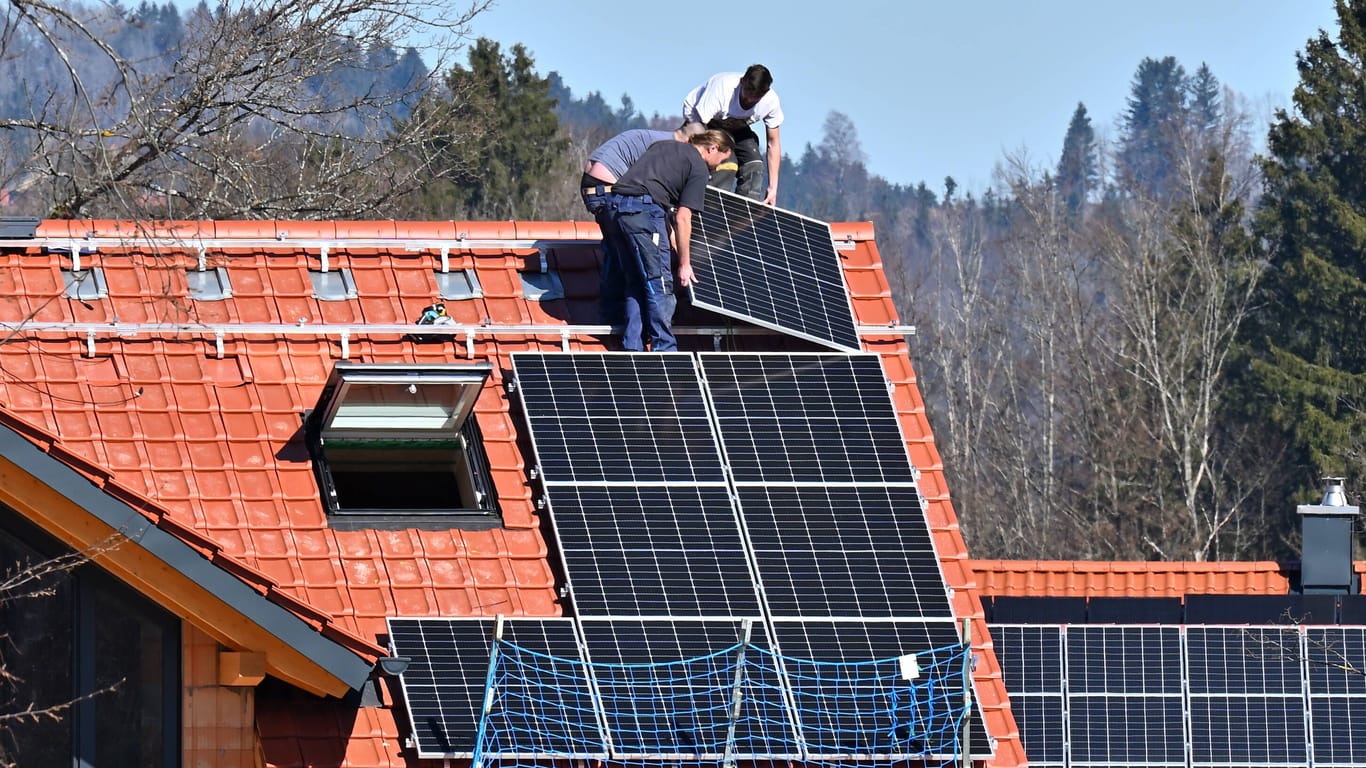 Ein Neubau bekommt Solarkollektoren aufs Dach: In einigen Bundesländern, darunter NRW und Niedersachsen, ist die Solarpflicht für Privathäuser bereits beschlossene Sache.