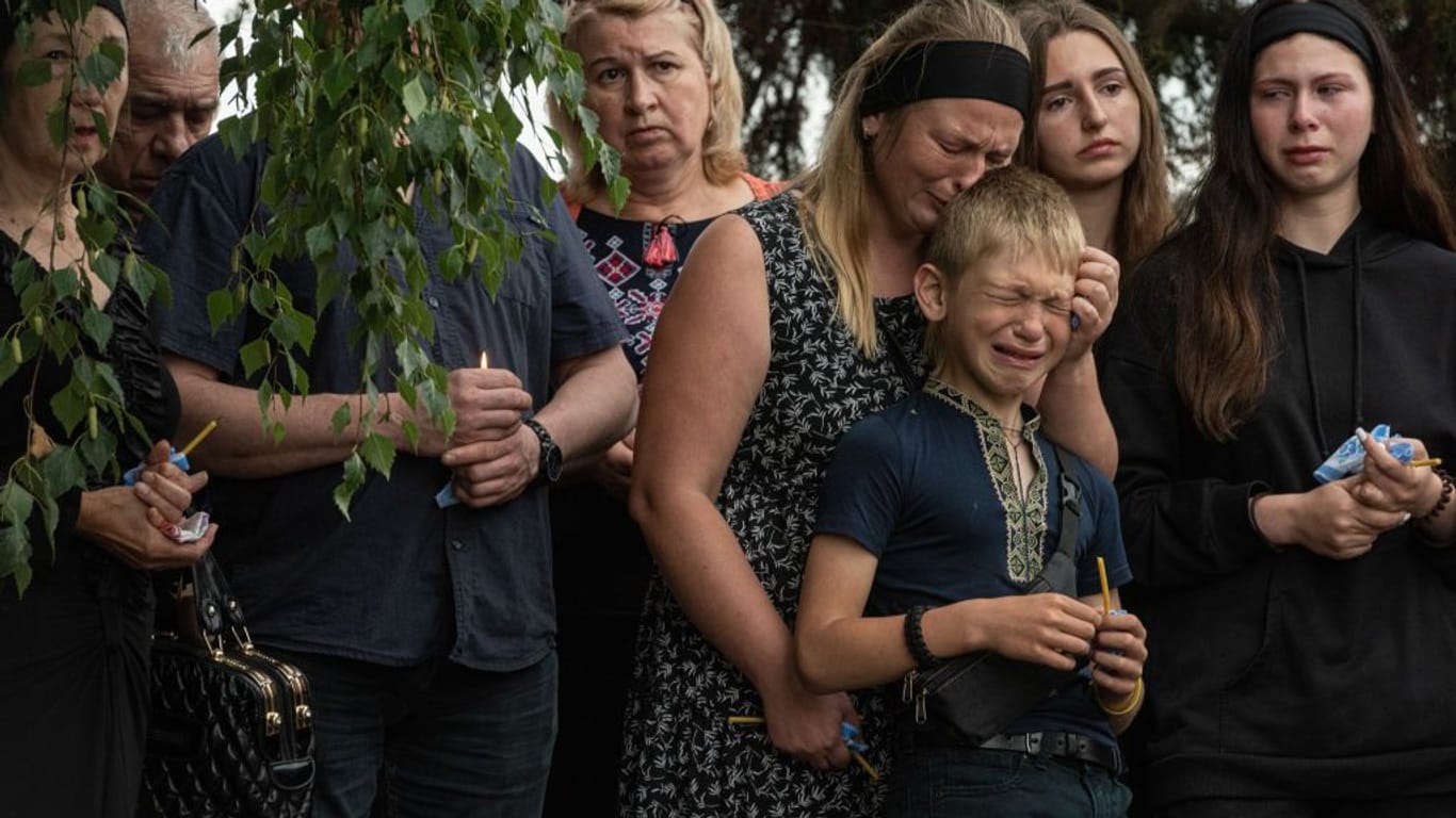 Verwandte des getöteten ukrainischen Soldaten Anton Sawytskyi weinen bei seiner Bestattung.