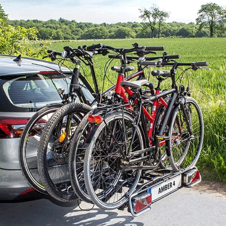 Der Fahrradträger von Eufab transportiert bis zu vier Fahrräder.