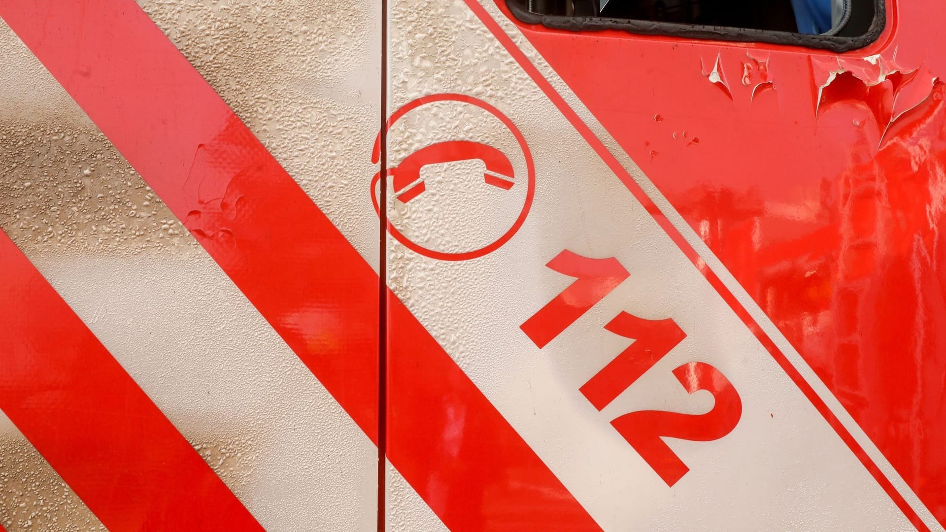 Feuerwehrwagen (Symbolbild): Am Montag wird ein kleiner Junge von einem Auto erfasst, er ist schwer verletzt. Feuerwehrwagen (Symbolbild): Am Montag wird ein kleiner Junge von einem Auto erfasst, er ist schwer verletzt.