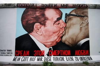 Bild des historischen Bruderkusses zwischen Leonid Breschnew und Erich Honecker in Berlin (Archivfoto): Der Maler des Bildes ist wohl verstorben.
