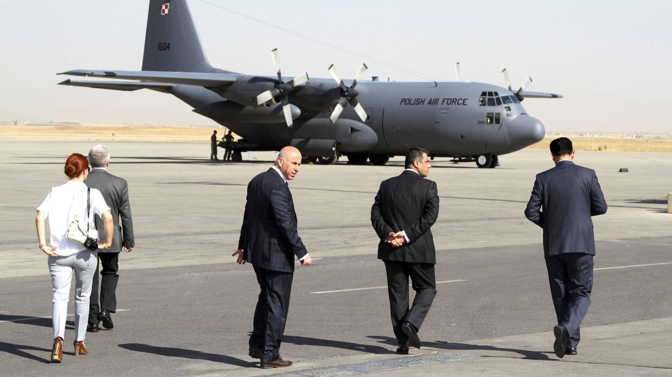 Nawzad Hadi (3.v.r.) auf einem Flugfeld in Erbil: Sein Gouverneurssitz sollte wenige Jahre später dem Urteil zufolge Ziel eines Anschlags sein.