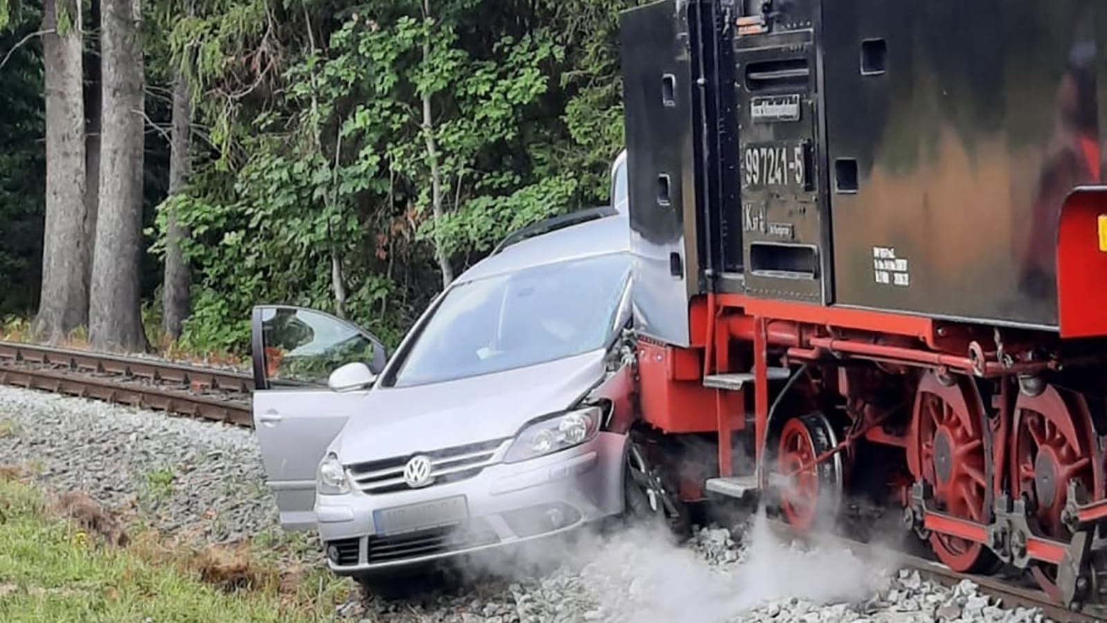 Unfallstelle: Unweit des Bahnhofs Elend kollidierte eine Dampflok mit einem Auto. Unfallstelle: Unweit des Bahnhofs Elend kollidierte eine Dampflok mit einem Auto.