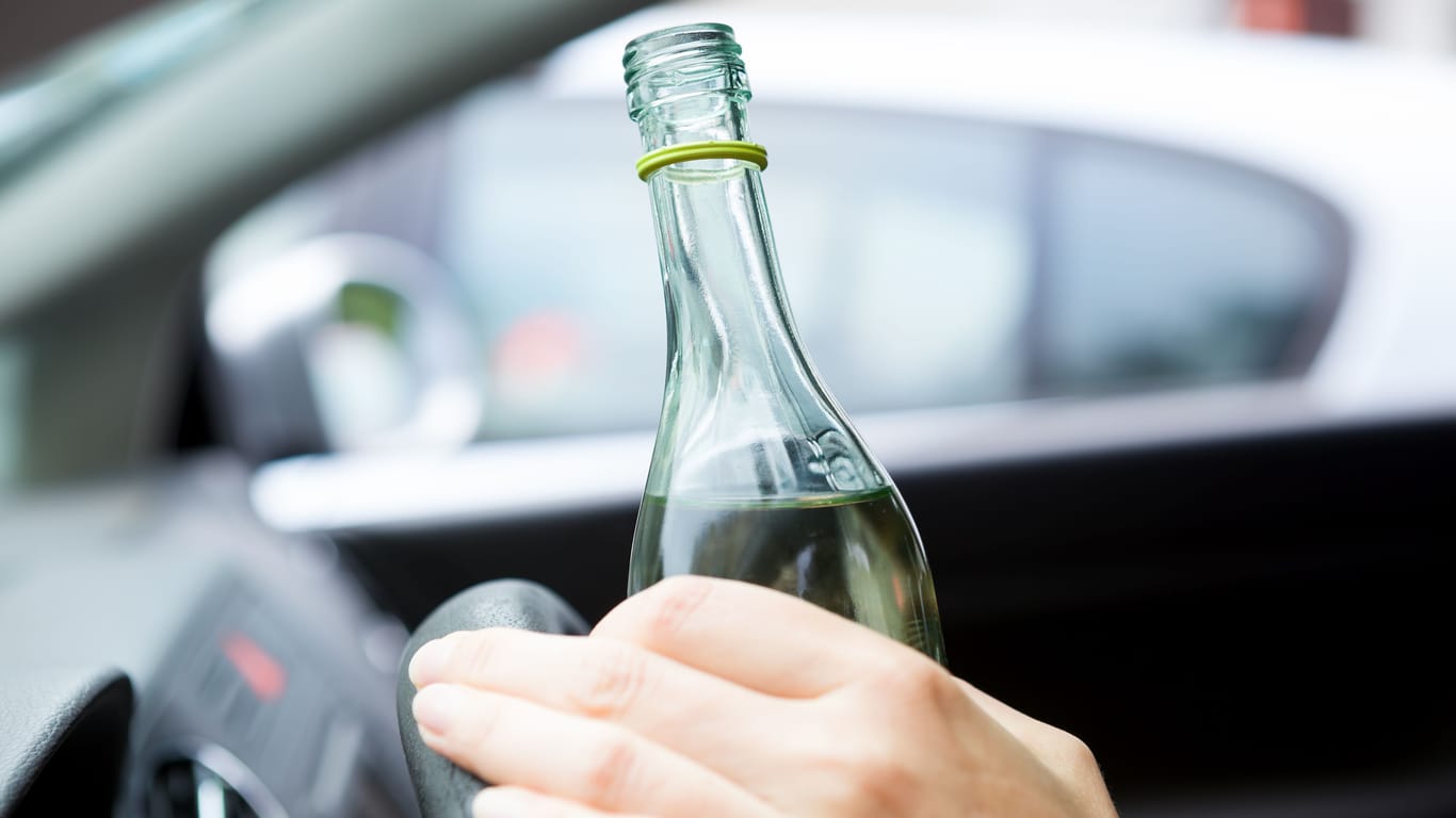 Alkohol am Steuer (Symbolbild): Ein Autofahrer meinte nach einem Unfall nochmal tanken zu müssen: Alkohol.