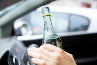 Alkohol am Steuer (Symbolbild): Ein Autofahrer meinte nach einem Unfall nochmal tanken zu müssen: Alkohol.