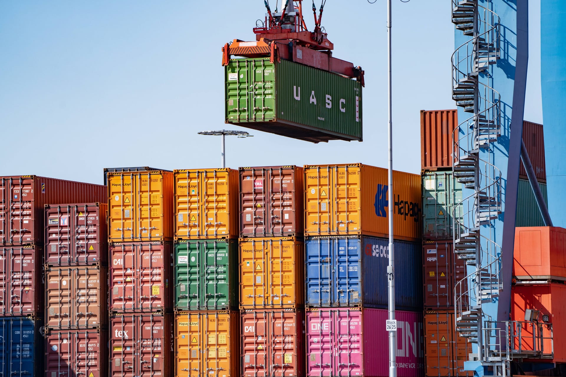 Container am Terminal in Hamburg (Symbolbild): In Hamburg suchen Drogenschmuggler nach ihrer Ware.