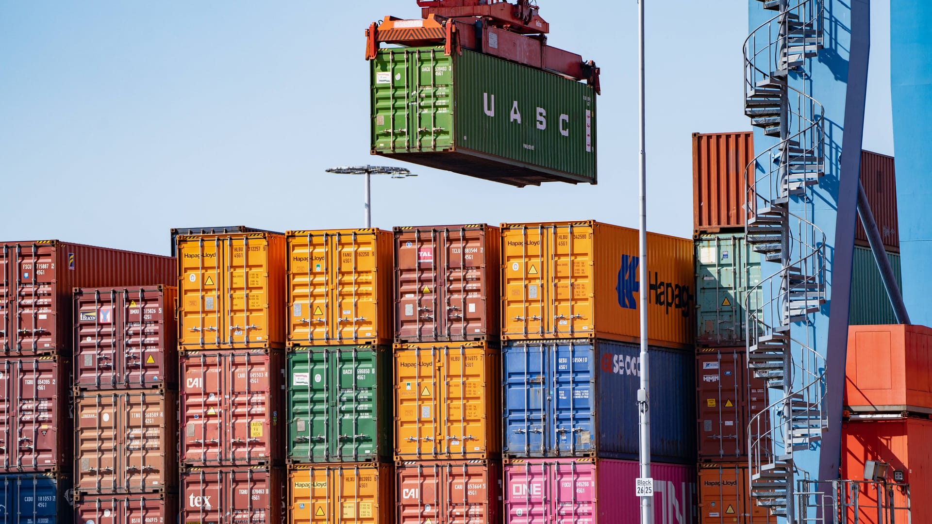 Container am Terminal in Hamburg (Symbolbild): In Hamburg suchen Drogenschmuggler nach ihrer Ware.