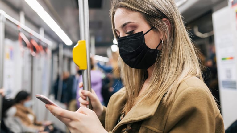 Passagierin mit Maske: Auch nach zwei Jahren Pandemie unterstützen die Deutschen dem Stofffetzen im Gesicht.