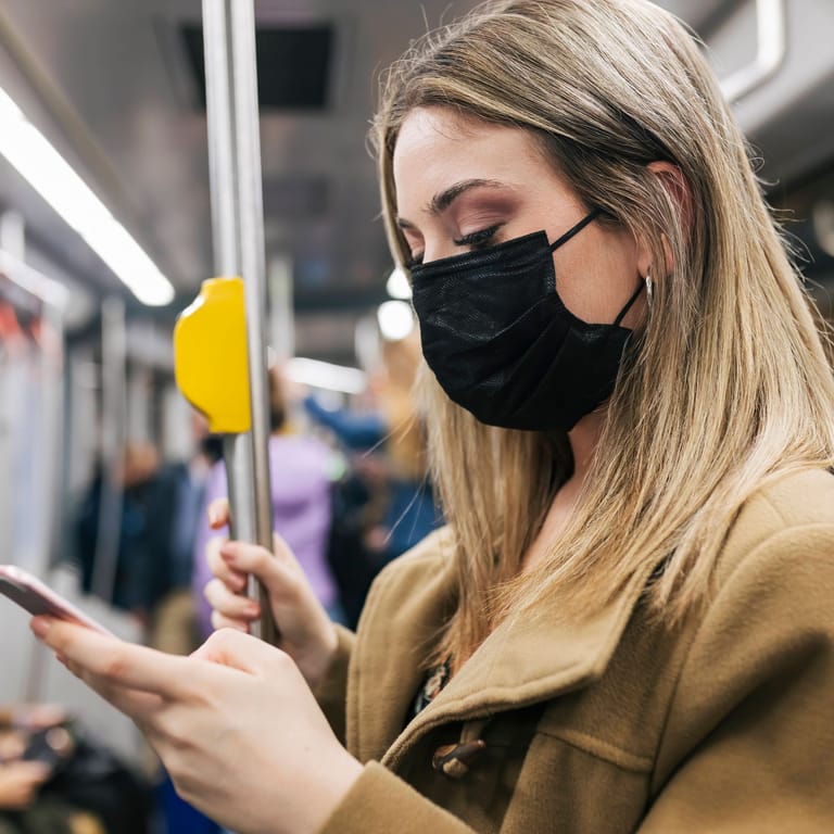 Passagierin mit Maske: Auch nach zwei Jahren Pandemie unterstützen die Deutschen dem Stofffetzen im Gesicht.