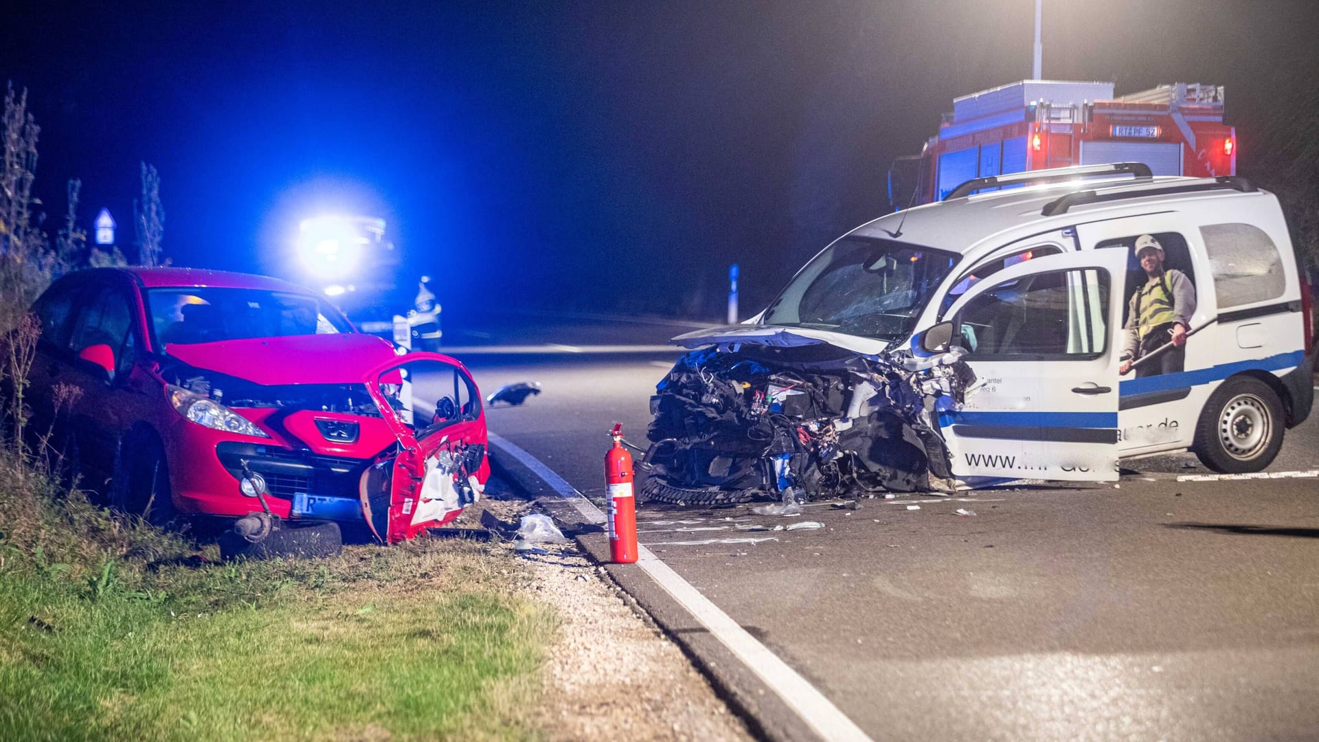 Am Sonntagabend krachten zwei Fahrzeuge auf der B313 frontal zusammen. Am Sonntagabend krachten zwei Fahrzeuge auf der B313 frontal zusammen.