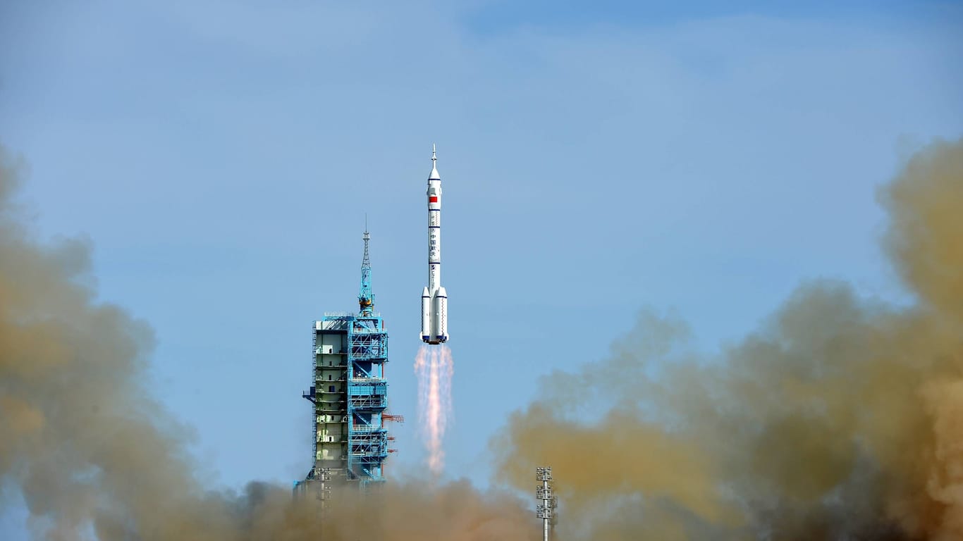 Start einer "Langer Marsch 2F": China hat mit dieser Trägerrakete ein unbekanntes Raumfahrzeug in den Orbit geschickt.