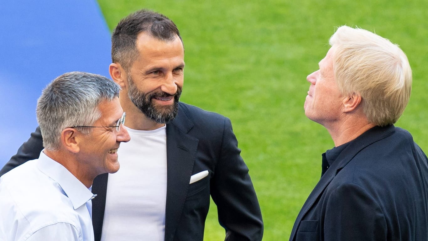 Die Bayern-Bosse Herbert Hainer, Hasan Salihamidzic und Oliver Kahn (v.l.n.r.): Sie haben gut lachen.