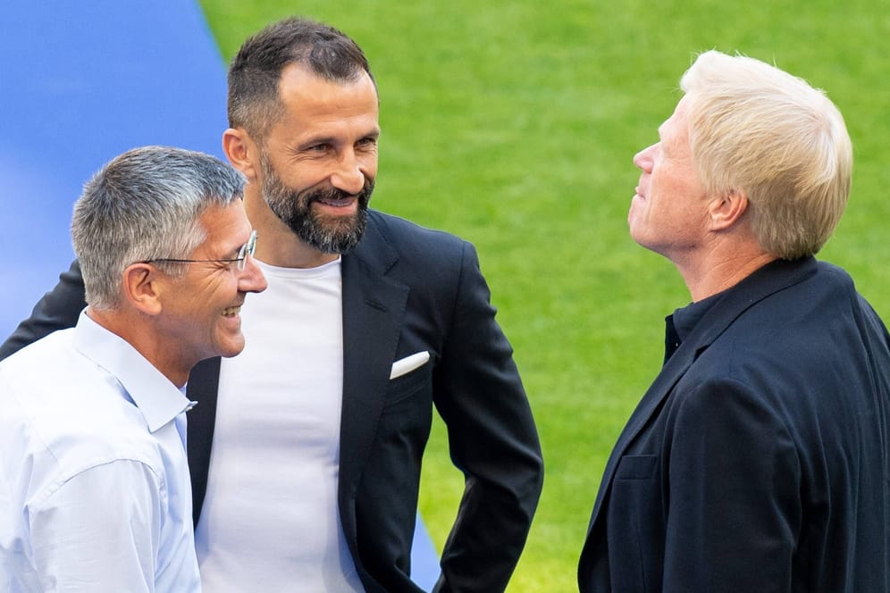 Die Bayern-Bosse Herbert Hainer, Hasan Salihamidzic und Oliver Kahn (v.l.n.r.): Sie haben gut lachen.