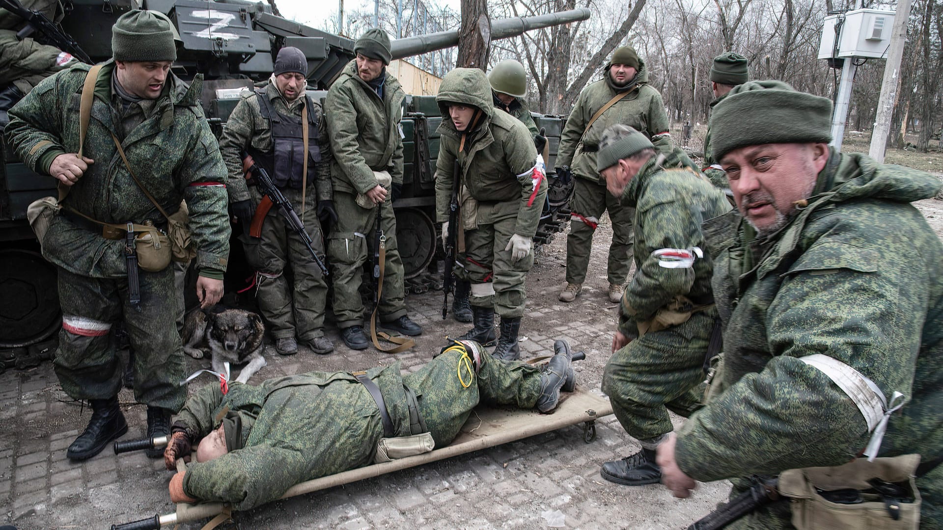 Pro-russische Separatisten stehen um einen getroffenen Kameraden (Archivbild): Der russische Ex-Soldat Pavel Filatiev berichtet von schlechter medizinischer Versorgung.