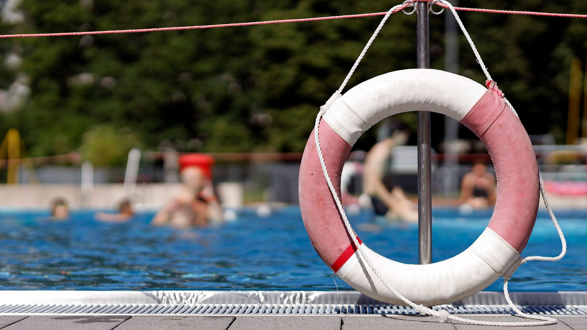 Ein Rettungsring im Schwimmbad (Symbolbild): Die Polizei sucht Zeugen.