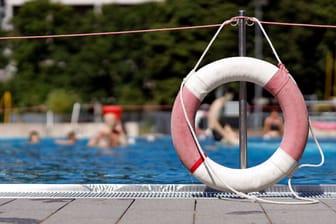 Ein Rettungsring im Schwimmbad (Symbolbild): Die Polizei sucht Zeugen.